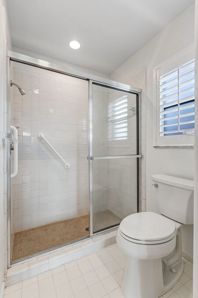 Building Photo - ** LAKEWOOD ** 3 BED / 2 BATH / GARAGE - SINGLE FAMILY HOME - GREAT LOCATION! - PET OK - ANNUAL R...