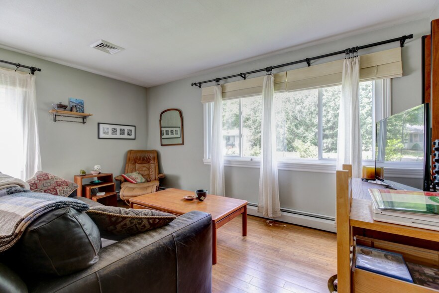 Living Room - 717 Southwest Dr