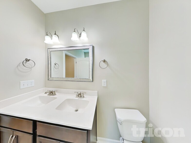 Building Photo - 476 Woodtrace Dr