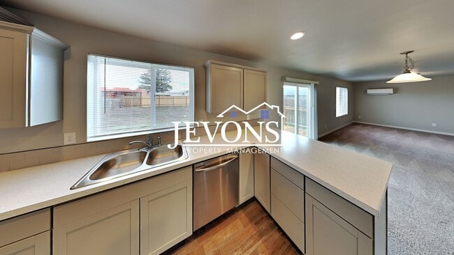 Building Photo - Enchanting 2020-built single-family home in Yakima