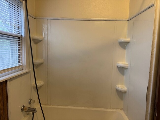 Building Photo - 5 Bed 2 Bath Home w/ 6.14 Acres In Iowa Park ISD.