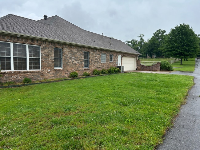 Building Photo - Spacious 3BR/3BA Home in Cave Springs with Pool