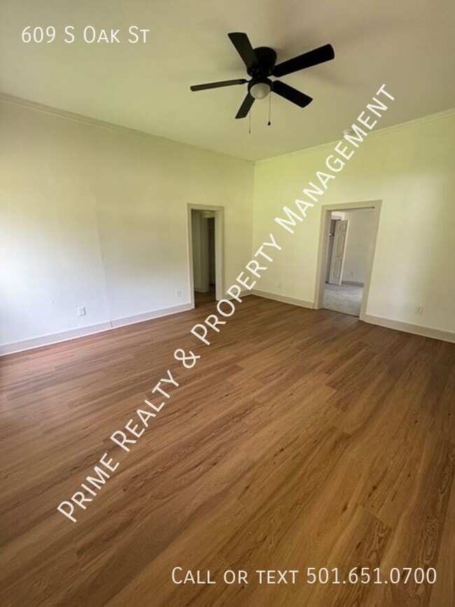 Building Photo - 609 S Oak St
