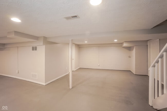 Building Photo - 2426 E Northgate St