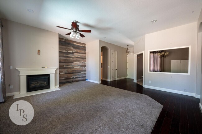 Building Photo - Charming 4BR/2BA Home in the Heart of Clov...
