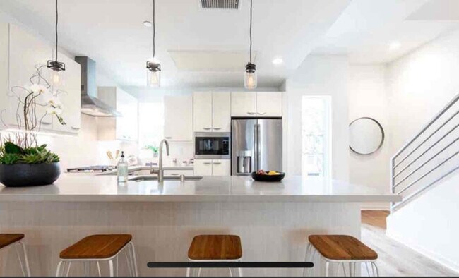 Building Photo - 4829 Craner Ave