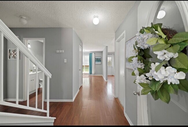 Building Photo - 3210 Pebble Lake Dr