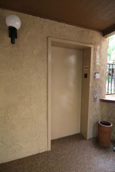 Building Photo - 441 E San Jose Ave