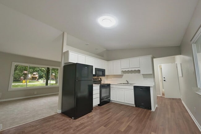 Building Photo - 11299 Messmore Rd