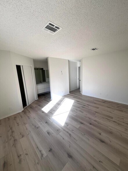 Building Photo - 53755 Avenida Diaz