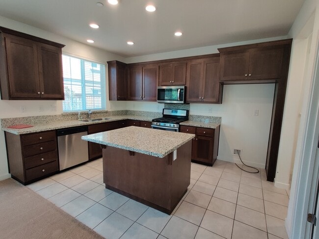 Building Photo - Beautiful 3 bedroom, 2.5 bathroom in Roseville!