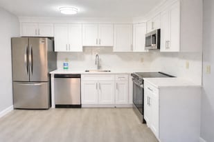 Building Photo - 2100 Skyline Dr