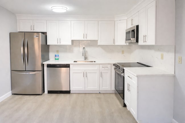 Building Photo - 2100 Skyline Dr