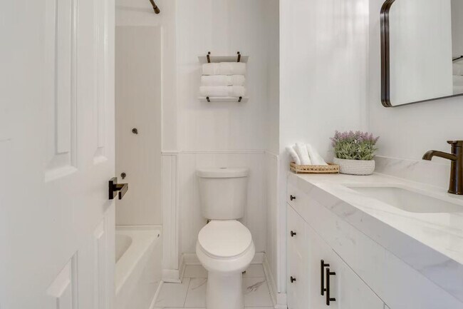 Building Photo - 749 Quesnel Dr