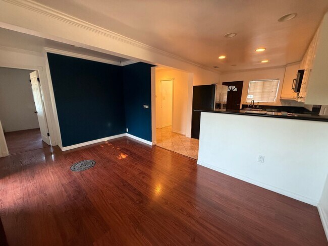 Building Photo - 1200 Laveta Terrace