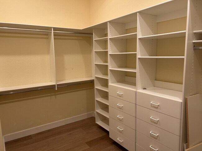 Building Photo - 42019 N Golf Crest Rd