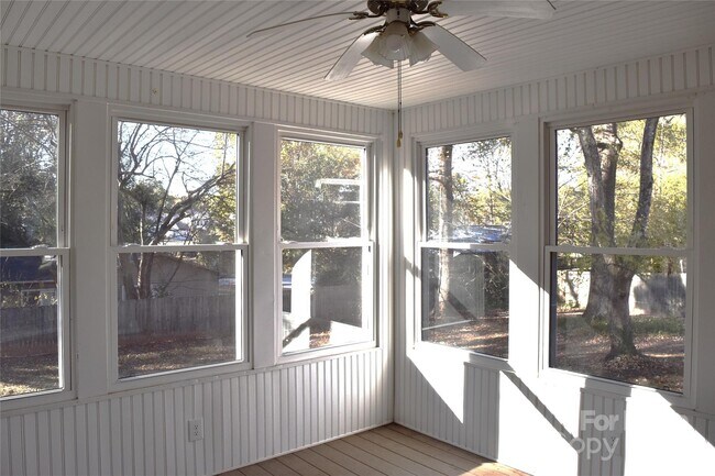 Building Photo - 320 W Stewart Ave