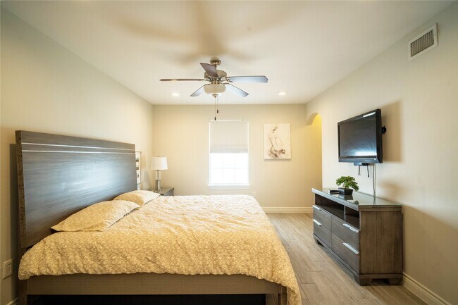 Building Photo - 902 22nd St