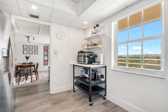 Building Photo - 3900 Oaks Clubhouse Dr