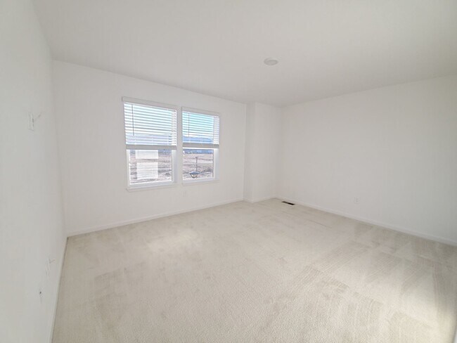 Building Photo - Newer Townhouse in Ideal North Gate Location!