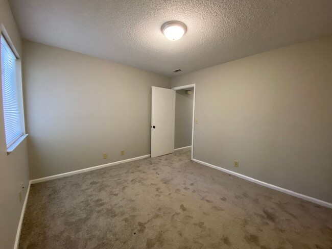 Building Photo - MOVE IN READY (PET FRIENDLY)