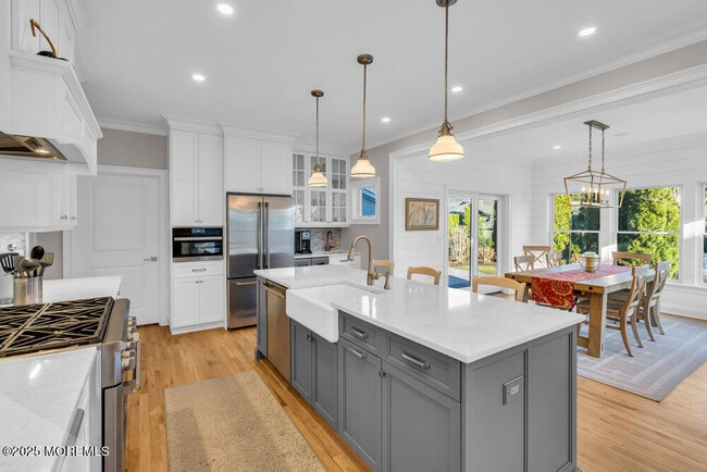 Building Photo - 102 4th Ave