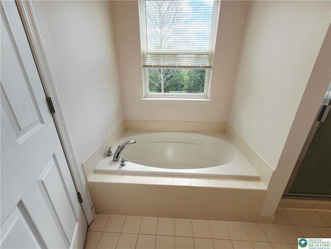 Building Photo - 937 King Way