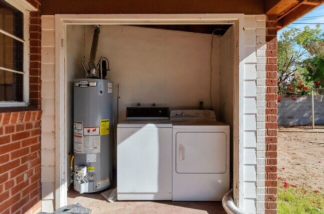 Building Photo - SFR in CENTRAL LOCATION - CLOSE TO U OF A