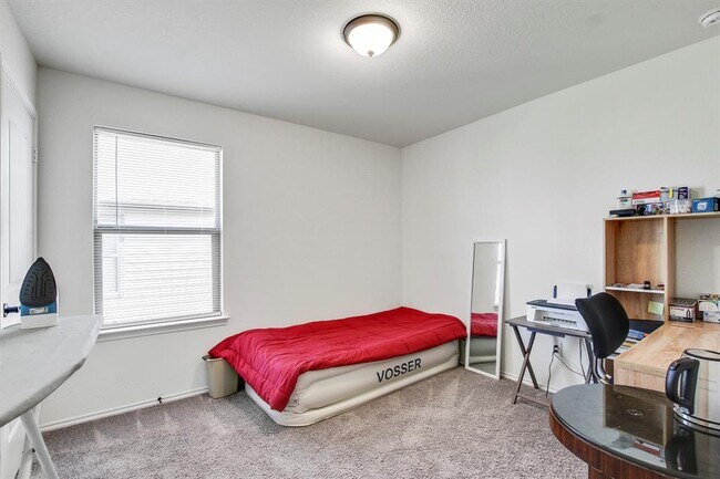 Building Photo - 205 Travers Stake Trl