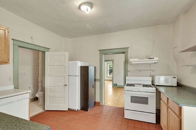 Building Photo - $2,395 - 2 Bed, 2 Bath Townhome in Great D...