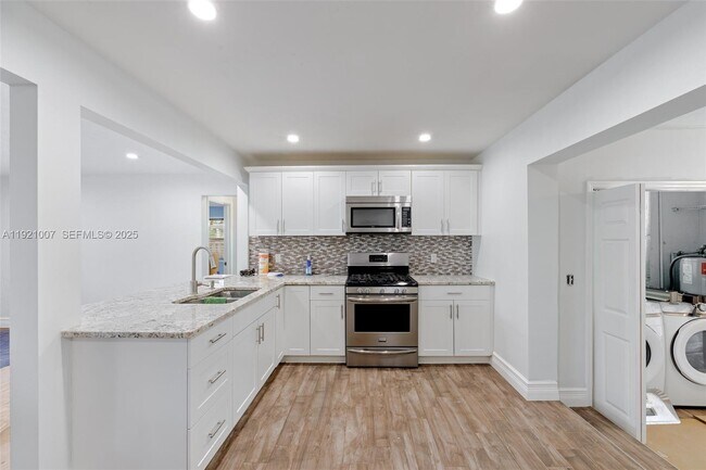 Building Photo - 112 Milton St