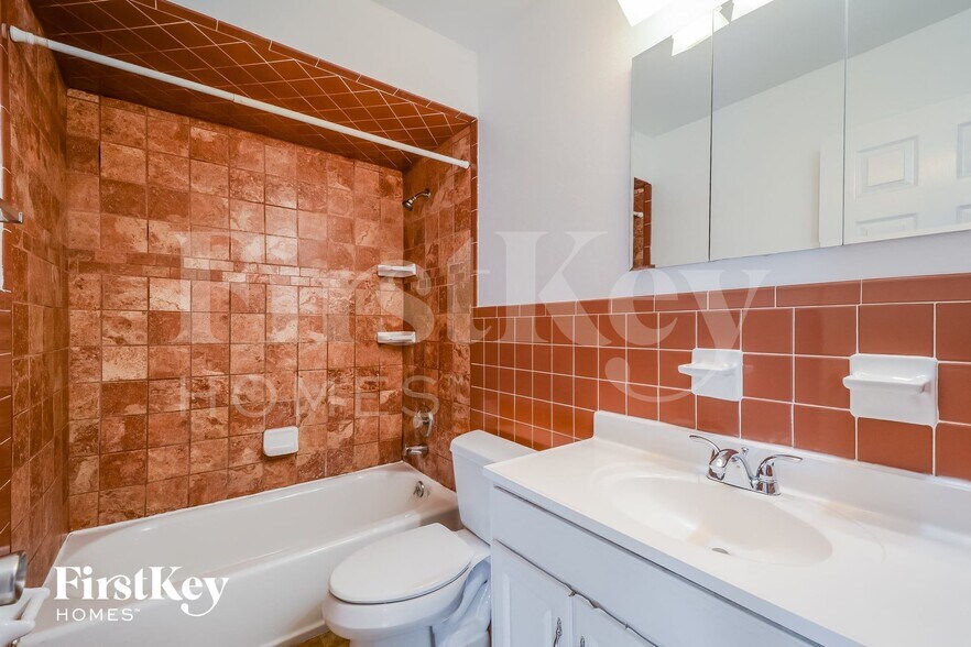 Building Photo - 385 Humes Ln