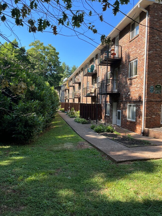 Building Photo - 480 E Red Bud Rd