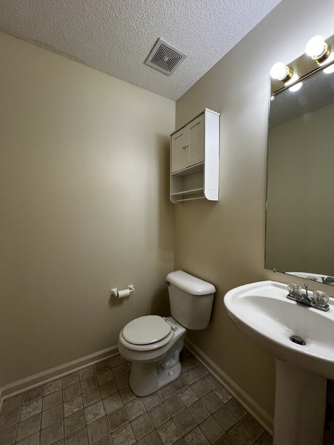Building Photo - Charming 3 Bed, 2.5 Bath Home in Clarksvil...