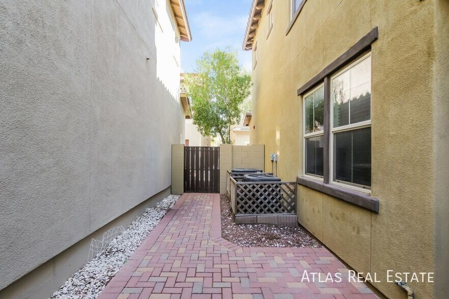 Building Photo - 2873 Claire Dr