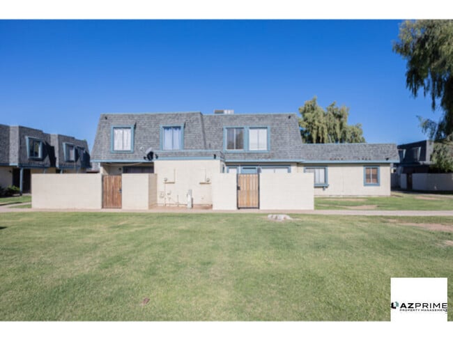 Building Photo - Beautifully Maintained 2/1 Phoenix Townhou...
