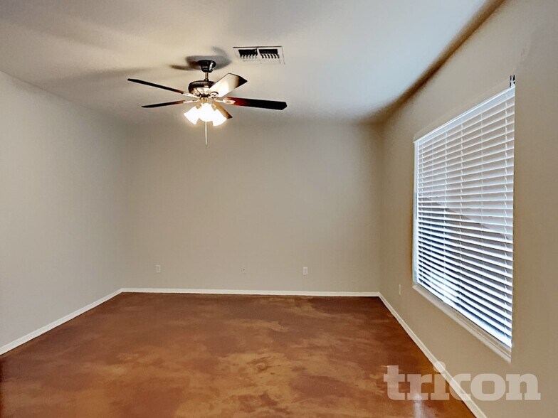 Building Photo - 43683 W Arizona Ave