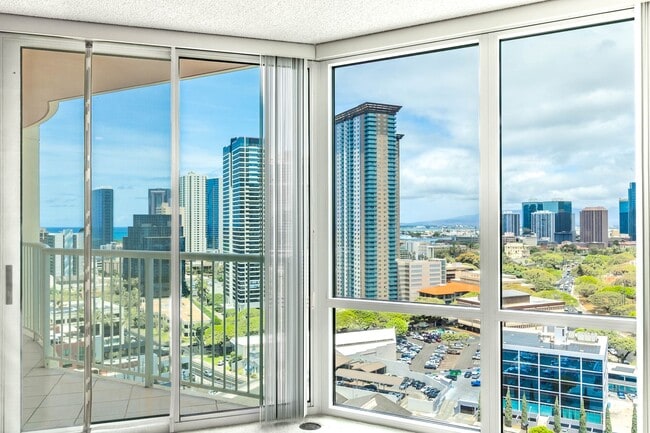 Building Photo - Beautiful Honolulu views from this bright ...