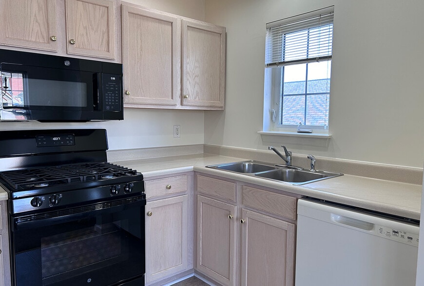 Kitchen - 405 Blossom Dr