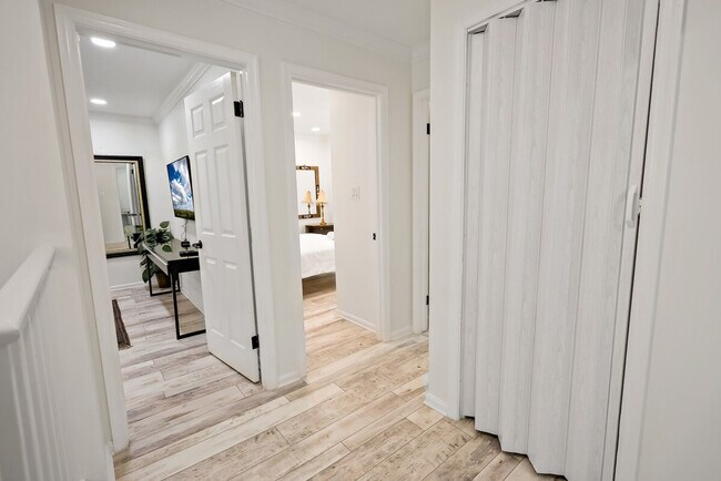 Building Photo - 321 Senate Ct