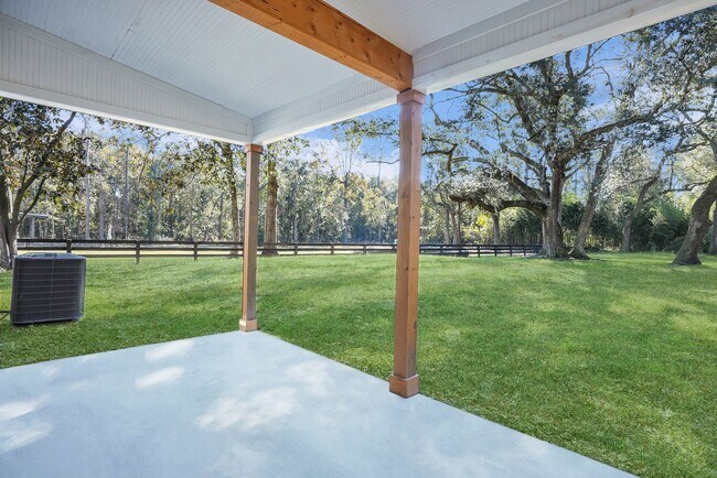 Building Photo - Spacious 3 Bedroom Home with Bonus Suite i...