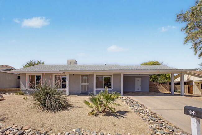 Building Photo - 2822 E Willow Ave