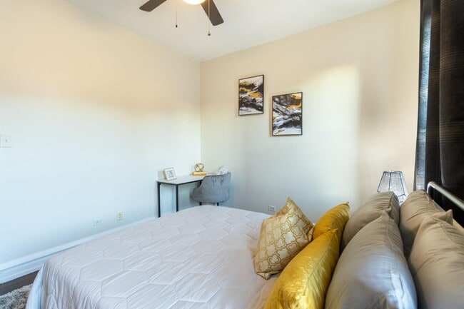 Building Photo - 5536 S King Dr