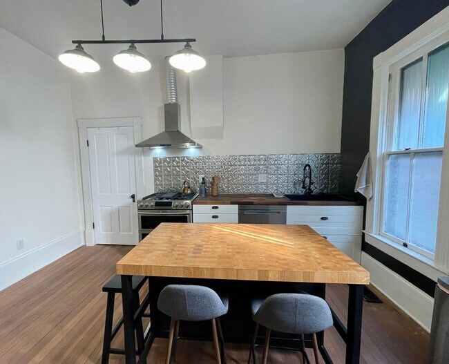 Building Photo - Beautiful Renovated 3 Bed 2 Bath Close to Downtown and UK