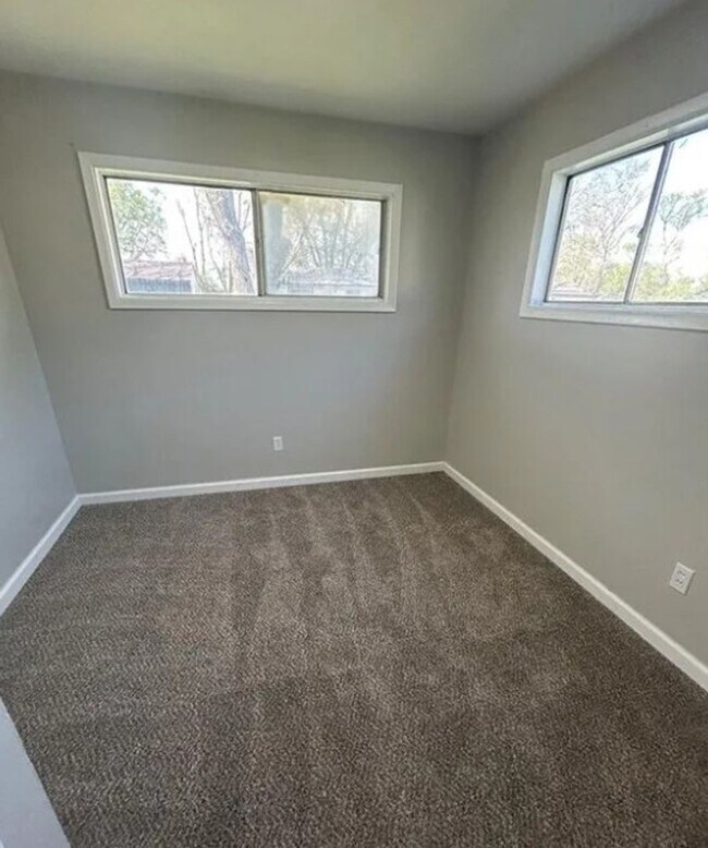 Building Photo - 1711 Parklane Dr