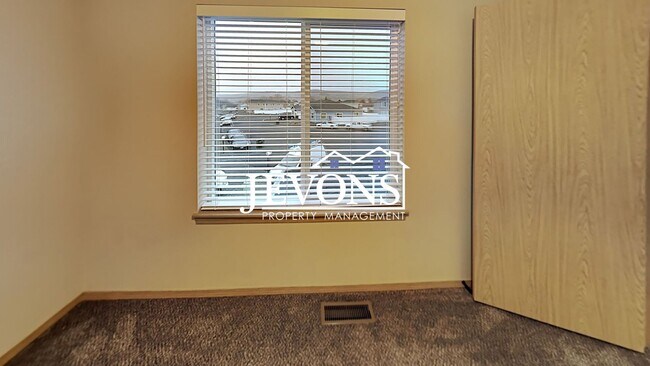 Building Photo - 702 N 29th Ave