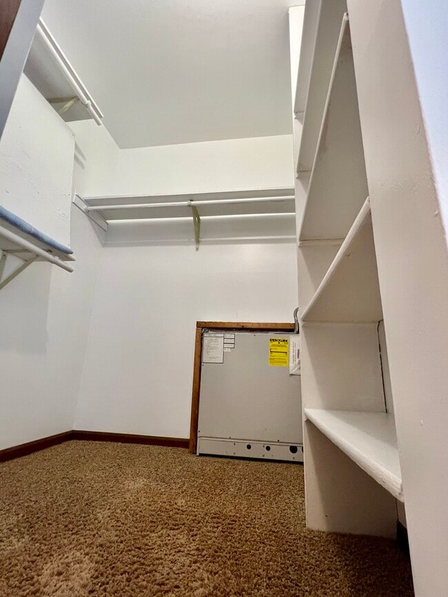 Building Photo - 5985 Lakeside Pl