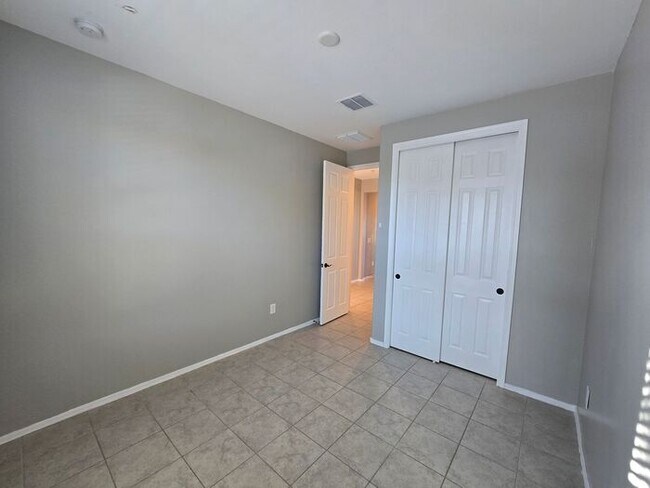Building Photo - MOVE IN SPECIAL!! 3 Bedroom/ 2 Bath Red Rock Oasis
