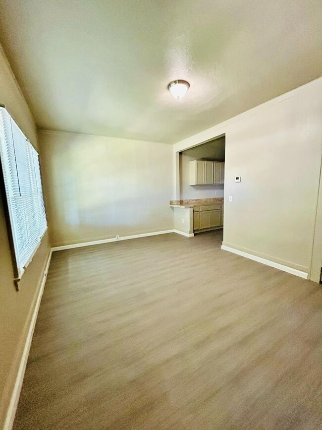 Building Photo - 573 N Minaret Ave