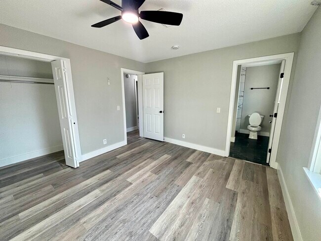 Building Photo - 305 S Louisiana Ct